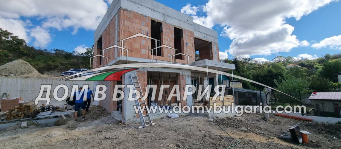 НОВА&nbsp;ГРАДСКА&nbsp;КЪЩА -- ДНЕВНА И ТРИ СПАЛНИ -- ОЗЕЛЕНЕН ДВОР -- ПАНОРАМА КЪМ ВАРНЕНСКОТО ЕЗЕРО -- ДВЕ ПАРКОМЕСТА --