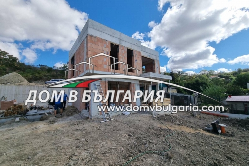 НОВА&nbsp;ГРАДСКА&nbsp;КЪЩА -- ДНЕВНА И ТРИ СПАЛНИ -- ОЗЕЛЕНЕН ДВОР -- ПАНОРАМА КЪМ ВАРНЕНСКОТО ЕЗЕРО -- ДВЕ ПАРКОМЕСТА --